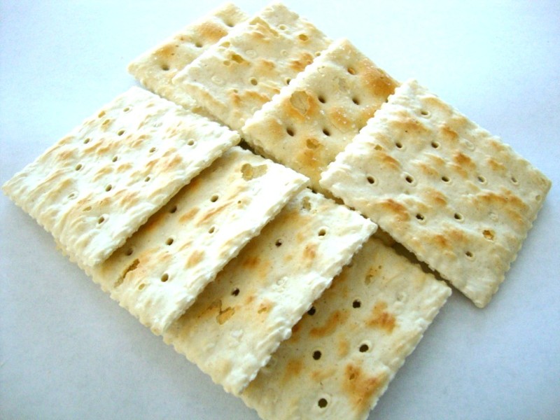 Is it safe for dogs to eat saltine crackers?