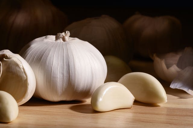How much garlic does it take to hurt a dog?