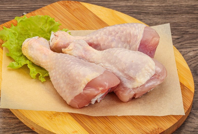 What happens if you give a dog raw chicken?